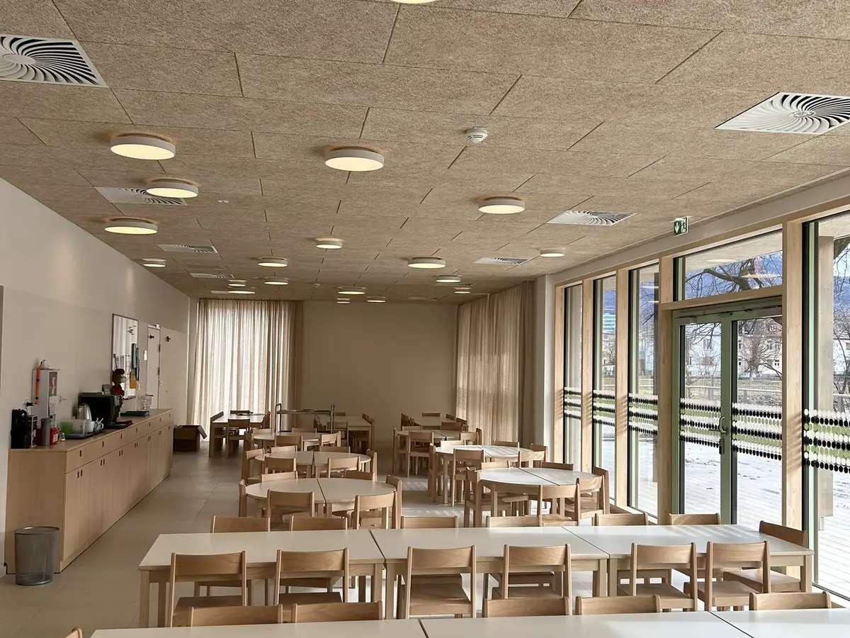Speisesaal im Kindergarten Lehen in Salzburg mit Akustikdecke in Holzwolle