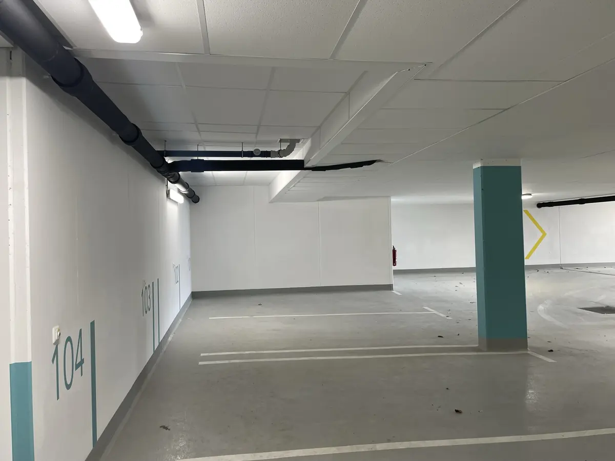 Fertige Tiefgarage mit nummerierten Stellplätzen im Bauvorhaben Trattmanspark in Mattighofen
