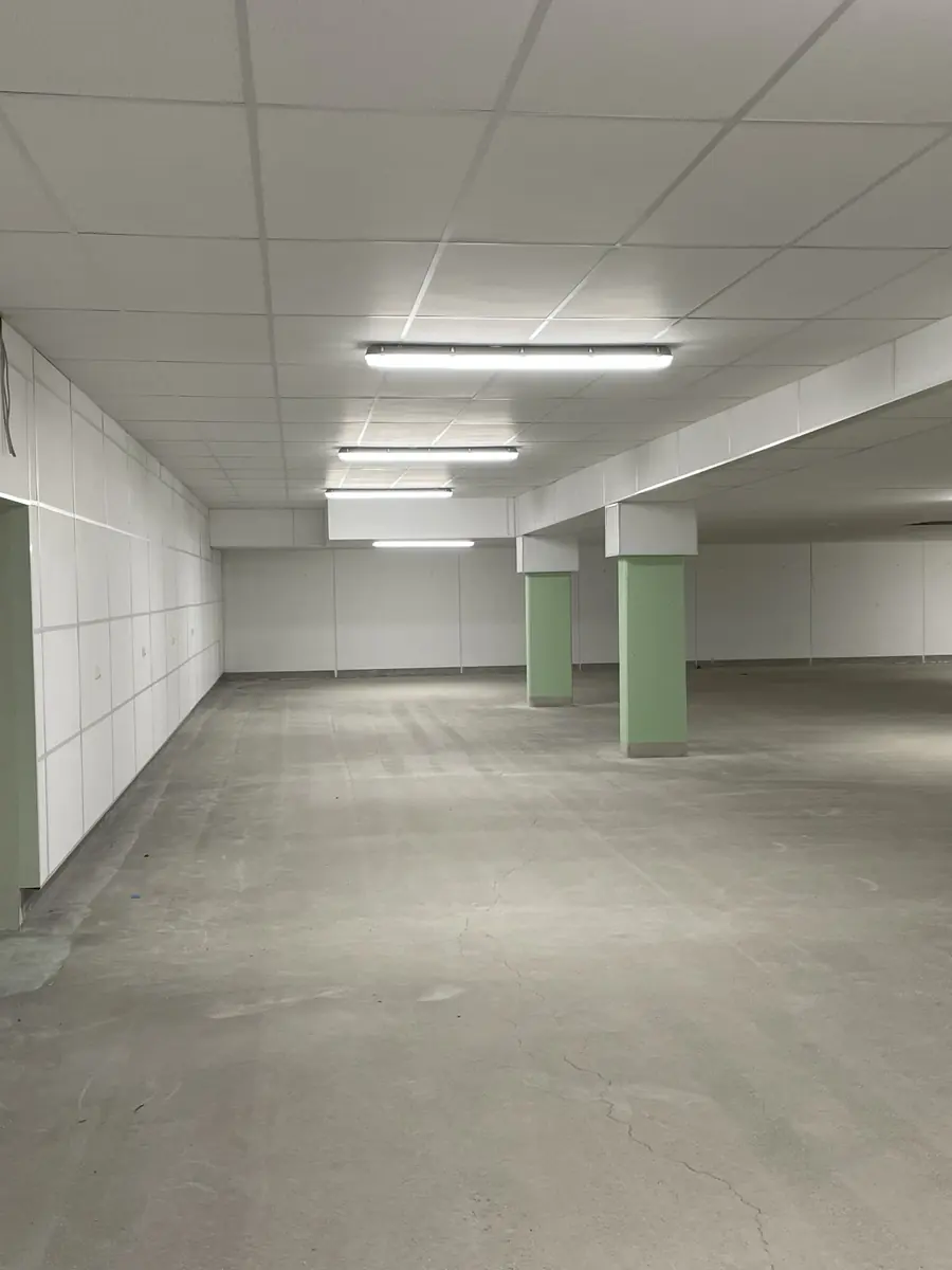 Gedämmte Tiefgarage mit weißen Wandverkleidungen