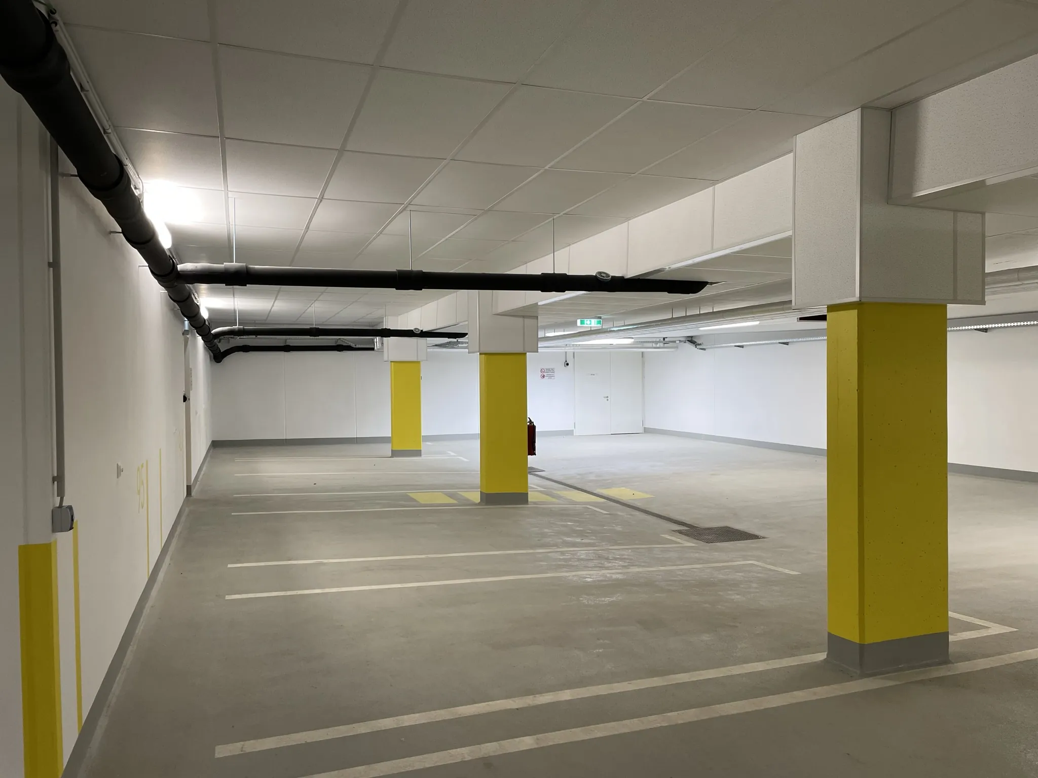 Fertiggestellte Tiefgarage im Bauvorhaben Trattmanspark in Mattighofen mit gedämmter Decke und Wandverkleidung
