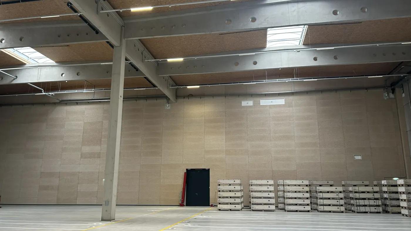 Gedämmte Logistikhalle der SKE Holding in St. Florian bei Linz im Betrieb, Wandhöhe zwölf Meter