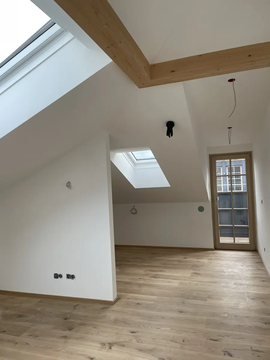 Ausgebautes Dachgeschoss mit Dachflächenfenster und Parkettboden, Bauvorhaben Bergblick in Salzburg